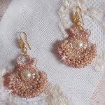 BO Poudre de Riz brodées avec des cabochons ronds ornées de petites perles rondes nacrées en Cristal de Swarovski, perles plates satinées et rocailles à laquelle s'ajoute des crochets en Laiton